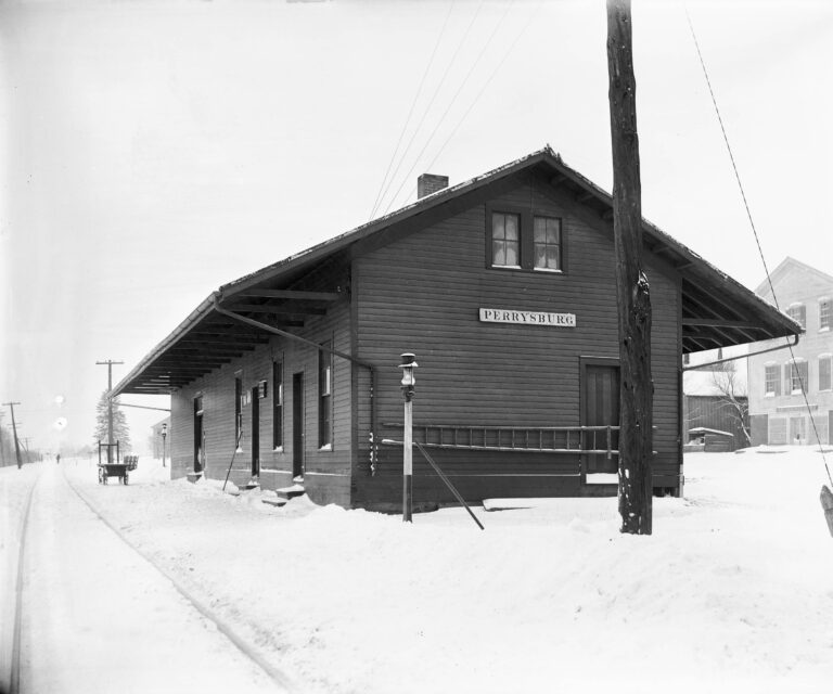 Erie station Perrysburg NY c1910-b